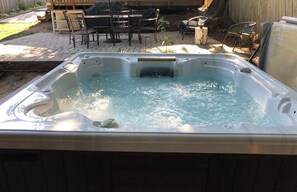 Outdoor spa tub - Perch - Brygger Cottage: Magnolia rambler & pet-friendly (Seattle)