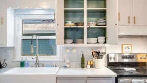 Coffee/tea maker, fridge, microwave, oven - Perch - Brygger Cottage: Magnolia rambler & pet-friendly (Seattle)