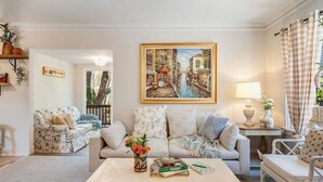 Smart TV, fireplace - Perch - Brygger Cottage: Magnolia rambler & pet-friendly (Seattle)