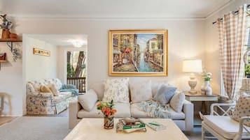 Smart-TV, Kamin, Bücher