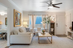 Smart TV, fireplace