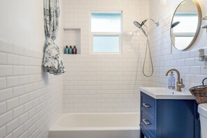 Bathtub, hair dryer, towels - Perch - Brygger Cottage: Magnolia rambler & pet-friendly (Seattle)
