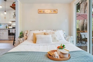 2 bedrooms, iron/ironing board, free WiFi, bed sheets - Perch - Brygger Cottage: Magnolia rambler & pet-friendly (Seattle)
