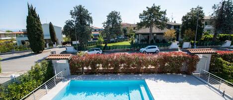 Kauden mukainen ulkouima-allas