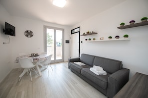 Exclusive-Apartment | Wohnbereich | 90-Zoll-Smart-TV mit Digitalempfang, Fernseher