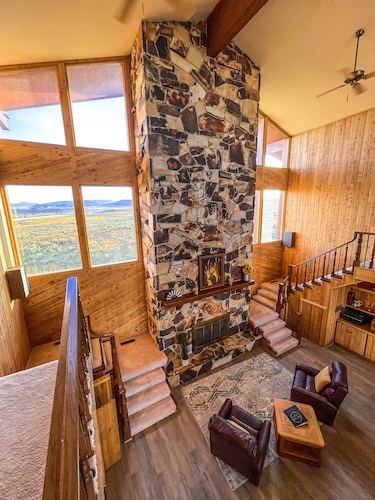 Large cabin with amazing views, mountains, sunsets, and wildlife.
