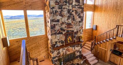 Large cabin with amazing views, mountains, sunsets, and wildlife.