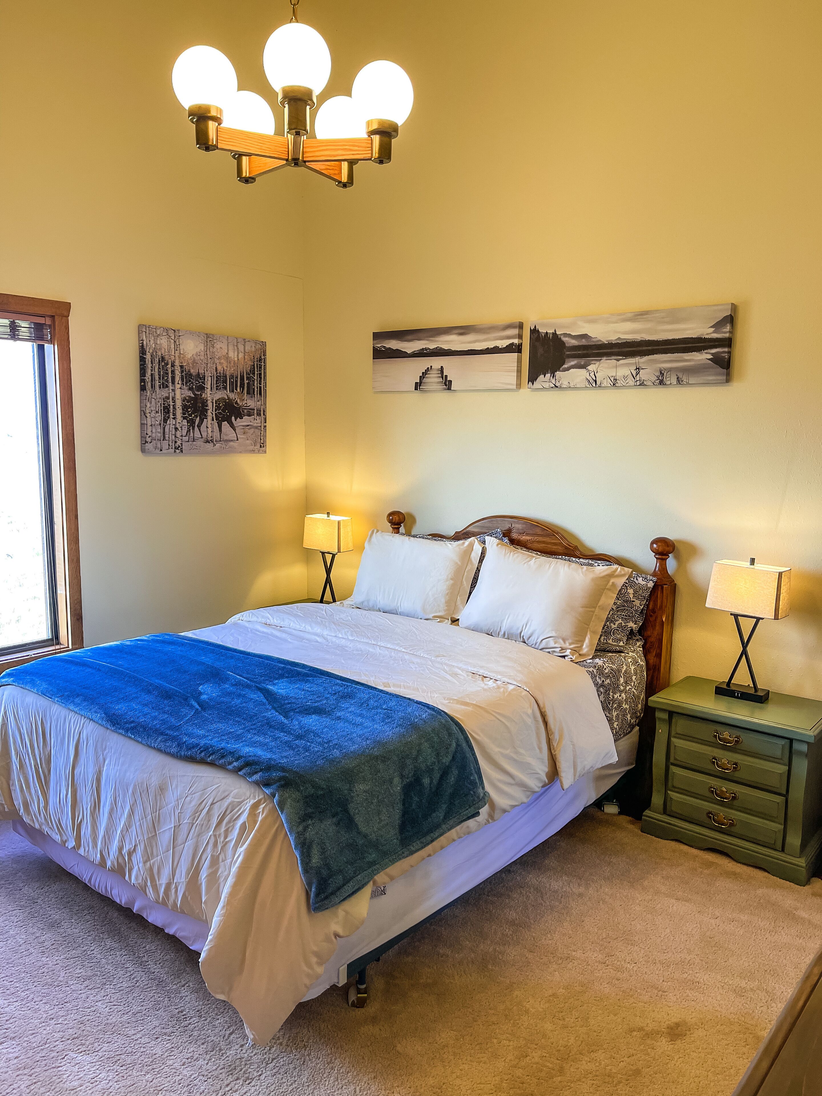 Large cabin with amazing views, mountains, sunsets, and wildlife.
