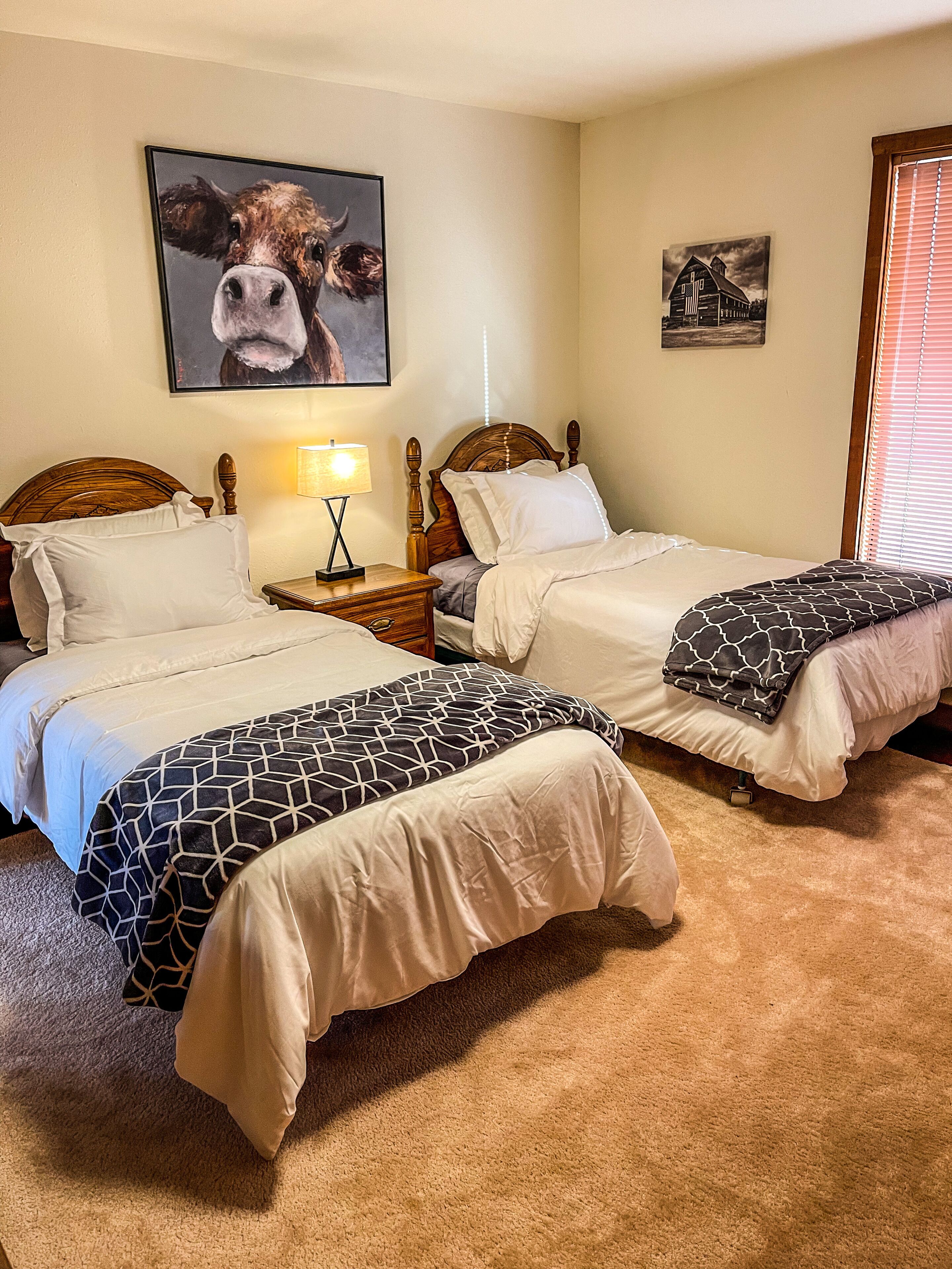 Large cabin with amazing views, mountains, sunsets, and wildlife.
