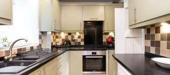 Rhubarb Cottage - Two Bedroom House, Sleeps 4