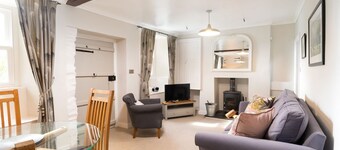 Rhubarb Cottage - Two Bedroom House, Sleeps 4