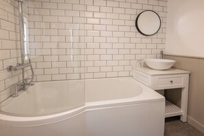 Combined shower/tub, towels