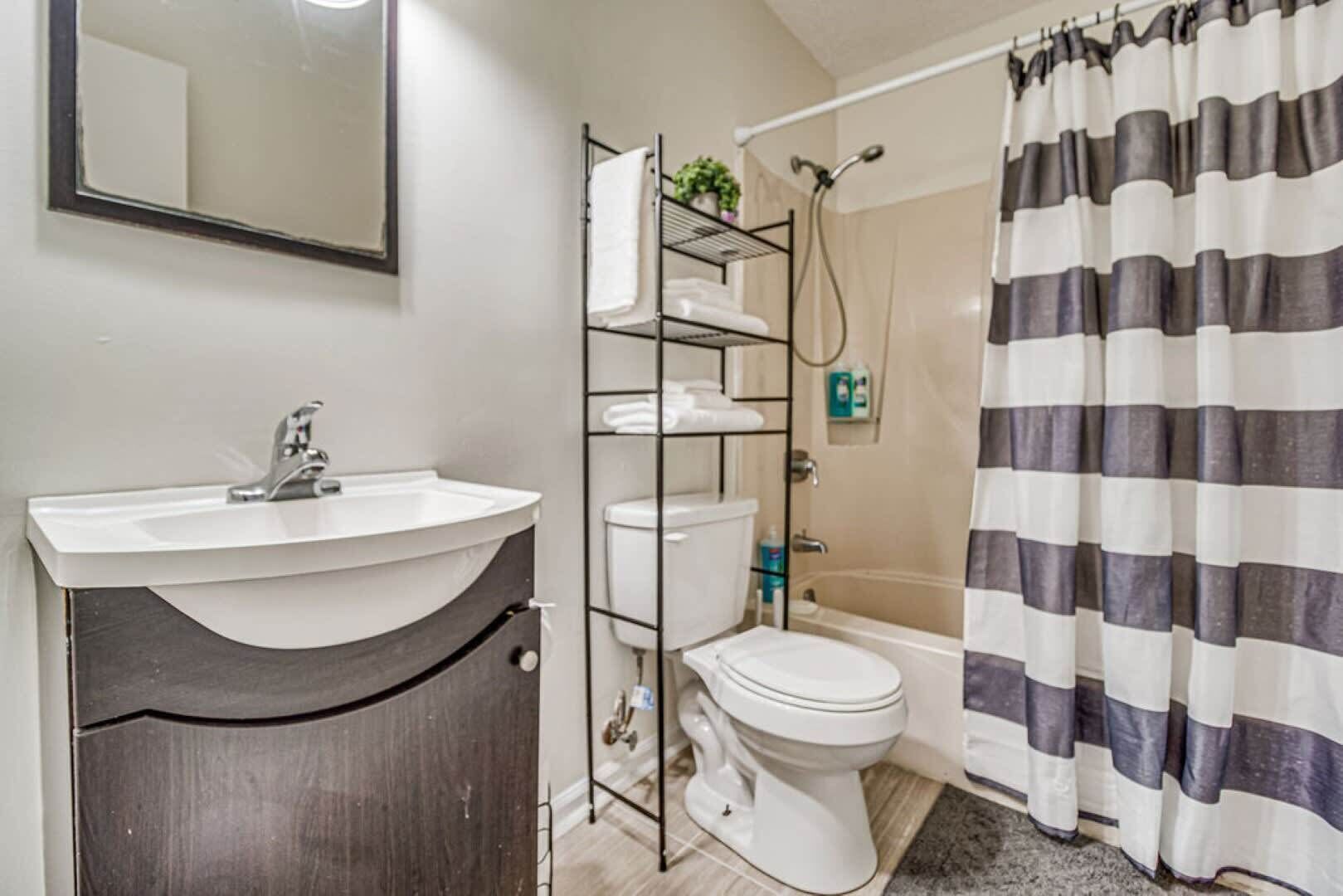 Mins to Beach & Downtown! - Seafoam Shanty Unit B