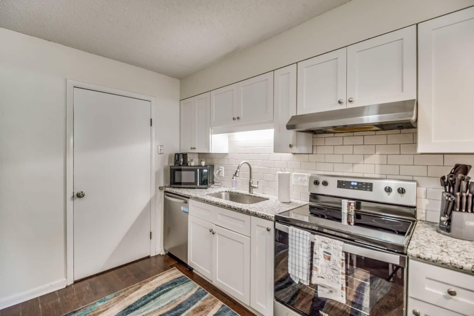 Mins to Beach & Downtown! - Seafoam Shanty Unit B