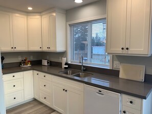 Fridge, microwave, oven, stovetop - Victoria St STR in Peachland BC - 5 mins from the beach (Peachland)