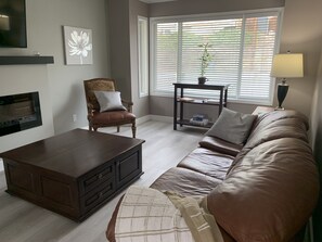 Smart TV - Victoria St STR in Peachland BC - 5 mins from the beach (Peachland)