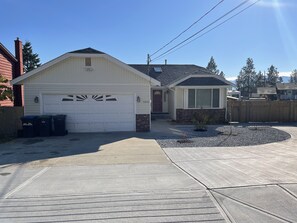 Exterior - Victoria St STR in Peachland BC - 5 mins from the beach (Peachland)
