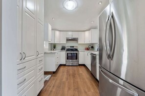 Refrigerador, microondas, horno y parrilla de estufa 