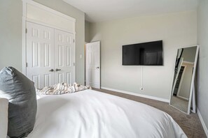 4 habitaciones, escritorio, tabla de planchar con plancha y wifi 
