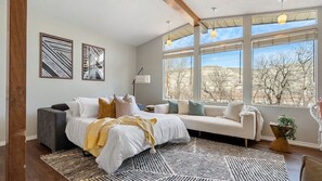 4 habitaciones, escritorio y tabla de planchar con plancha 