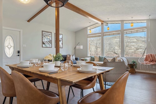 Timber Valley | Centrally Located | Hot Tub & BBQ!