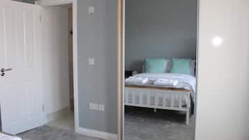 2 bedrooms, desk, iron/ironing board, WiFi