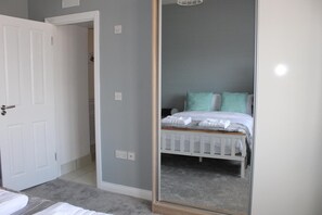 2 bedrooms, desk, iron/ironing board, WiFi