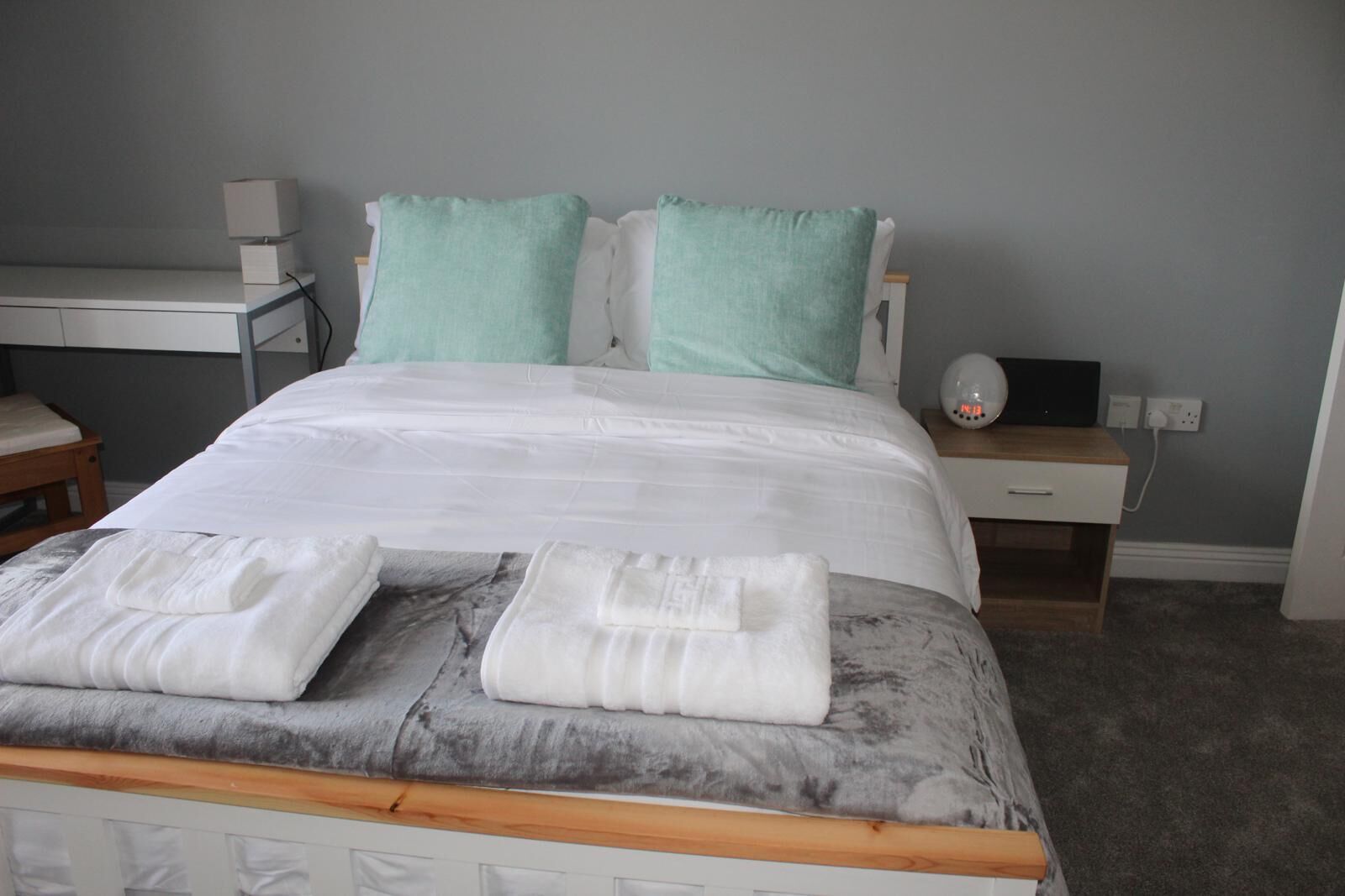 2 bedrooms, desk, iron/ironing board, WiFi