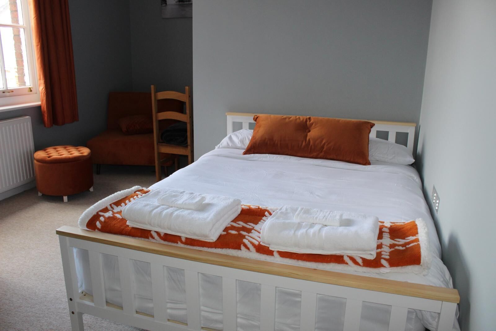 2 slaapkamers, een bureau, een strijkplank/strijkijzer, wifi