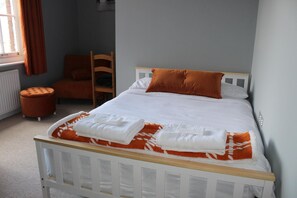 2 slaapkamers, een bureau, een strijkplank/strijkijzer, wifi