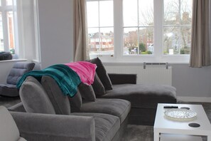 TV connectée, livres, vidéothèque