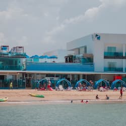Sulla spiaggia, sabbia bianca, ombrelloni, teli da spiaggia