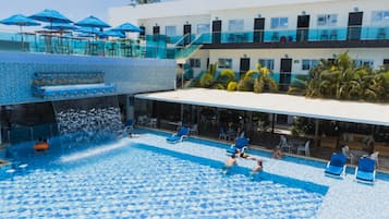 2 piscinas externas, funciona das 7h às 21h30, guarda-sóis