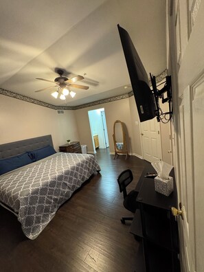 3 habitaciones, escritorio, tabla de planchar con plancha y wifi gratis