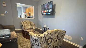 Smart-tv, boeken en een stereo