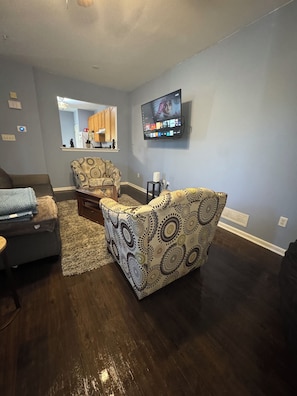 Smart-TV, Bücher, Stereoanlage