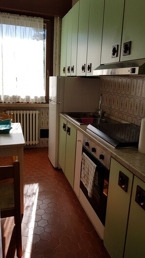 Fridge, oven, coffee/tea maker, cookware/dishes/utensils - Vella Villetta Miralago (Tremosine)