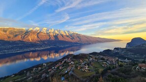 Un paysage montagneux avec un lac et une ville au premier plan.