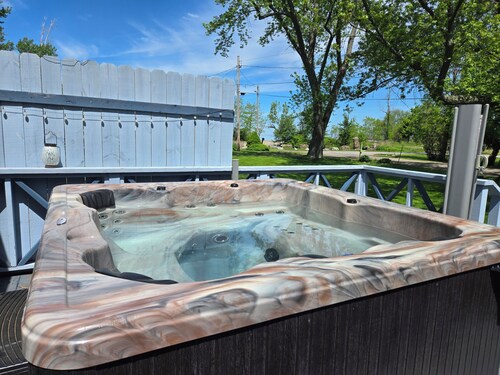 Steps from the beach, Lakeview with Hot Tub