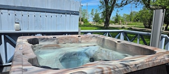 Steps from the beach, Lakeview with Hot Tub