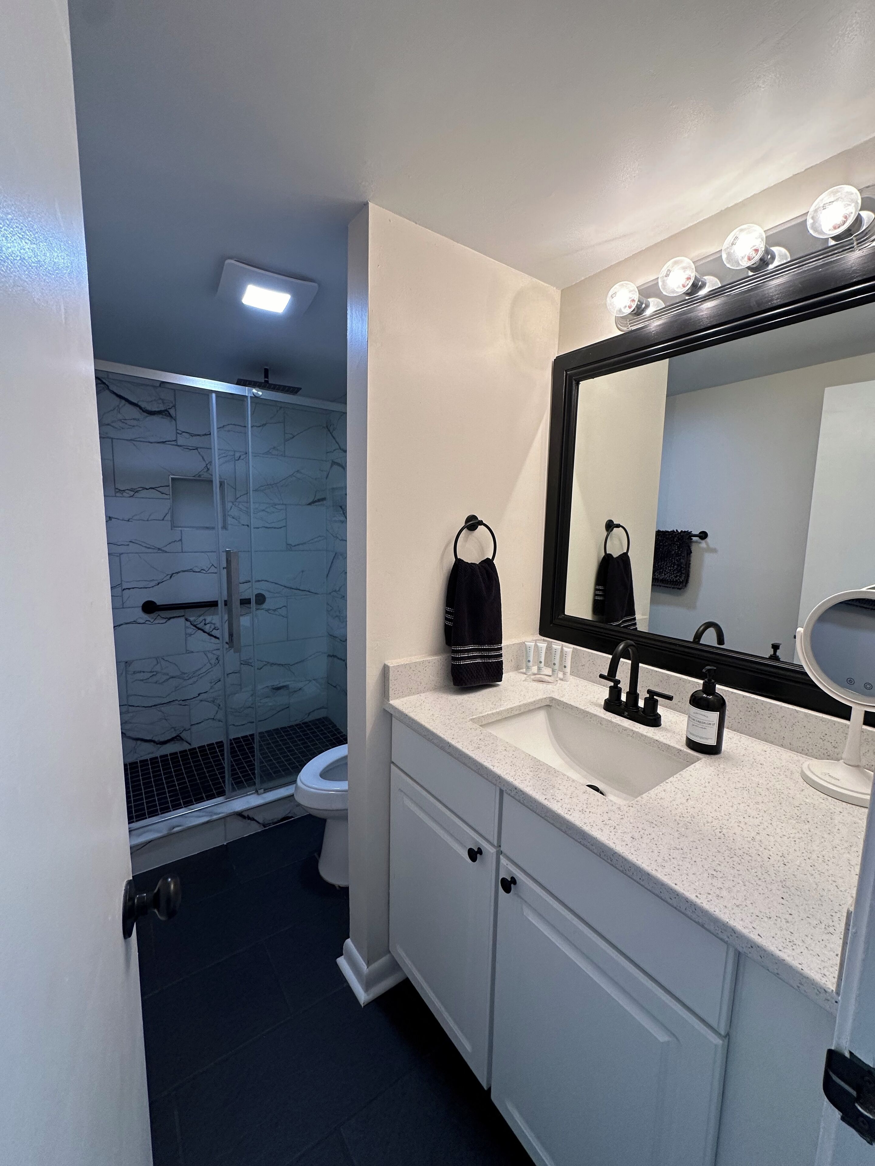 Een douche, een haardroger, handdoeken, zeep