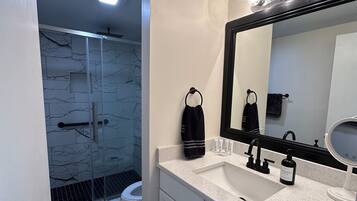 Een douche, een haardroger, handdoeken, zeep