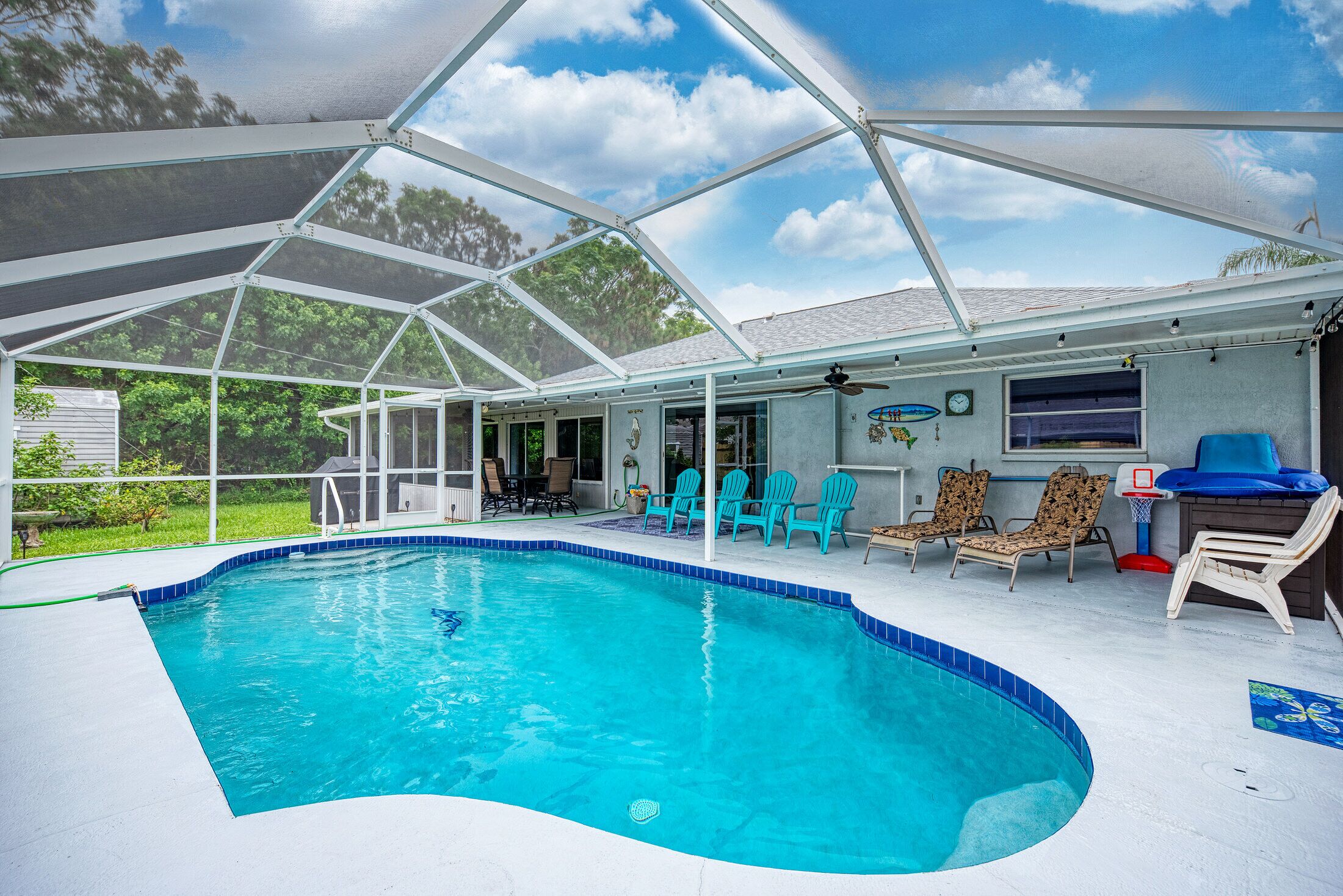 PRIVATE OASIS W/HEATED POOL • MINUTES TO BEACH