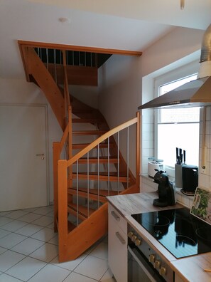 Jääkaappi, uuni, liesi, kahvin-/teenkeitin