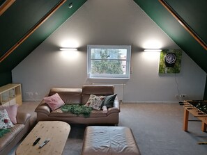 Älytelevisio, pöytäjalkapallopöytä, kirjoja, stereot