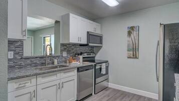 Kylskåp, mikrovågsugn, ugn och spishäll