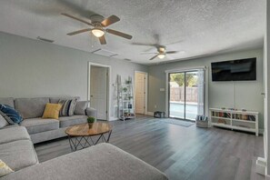 TV, livros, escritórios