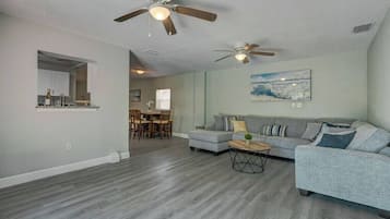 Télévision, livres, espaces bureaux