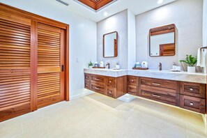 Douche, articles de toilette gratuits, sèche-cheveux