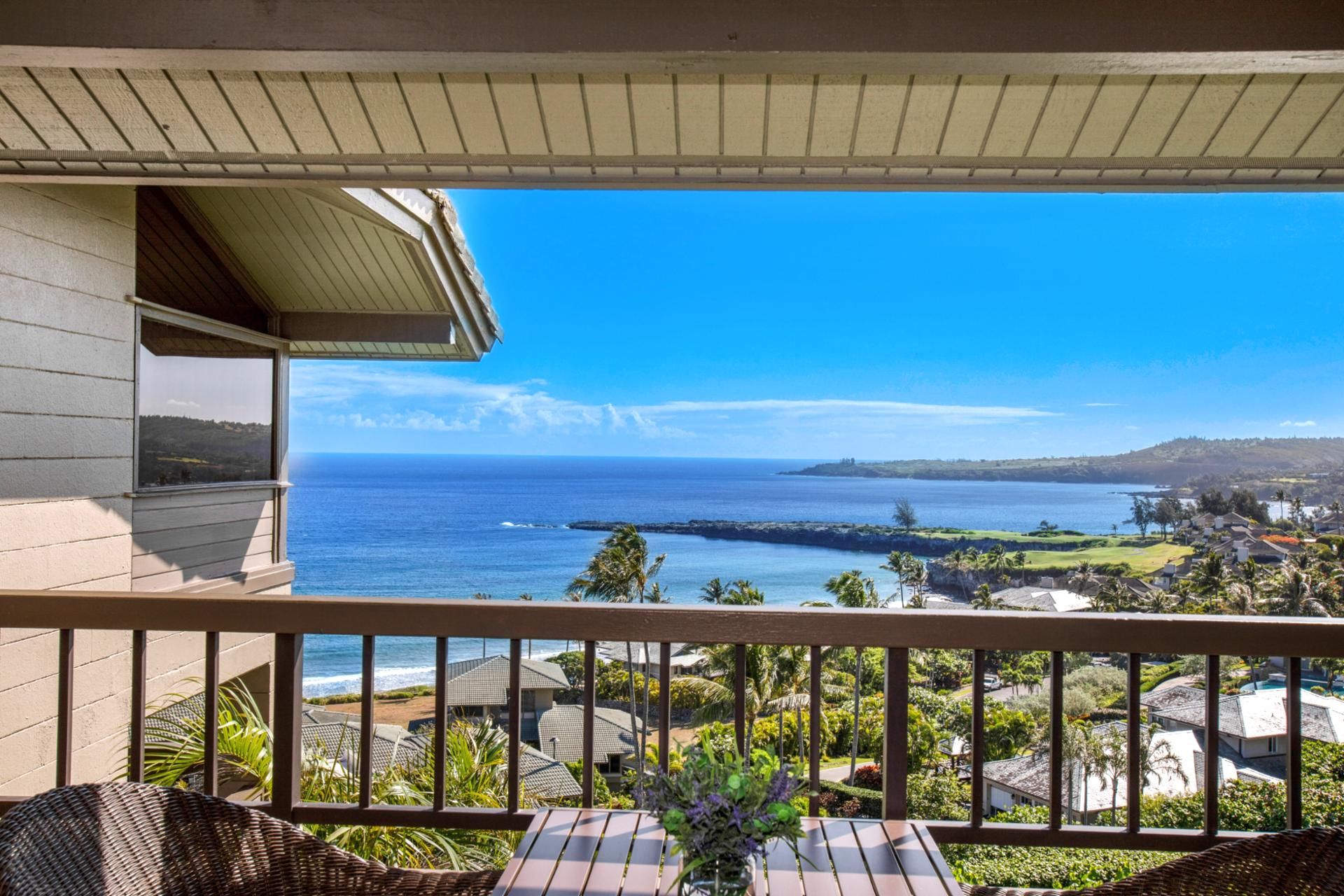 Ein Balkon mit Blick auf das Meer und eine Wohngegend.